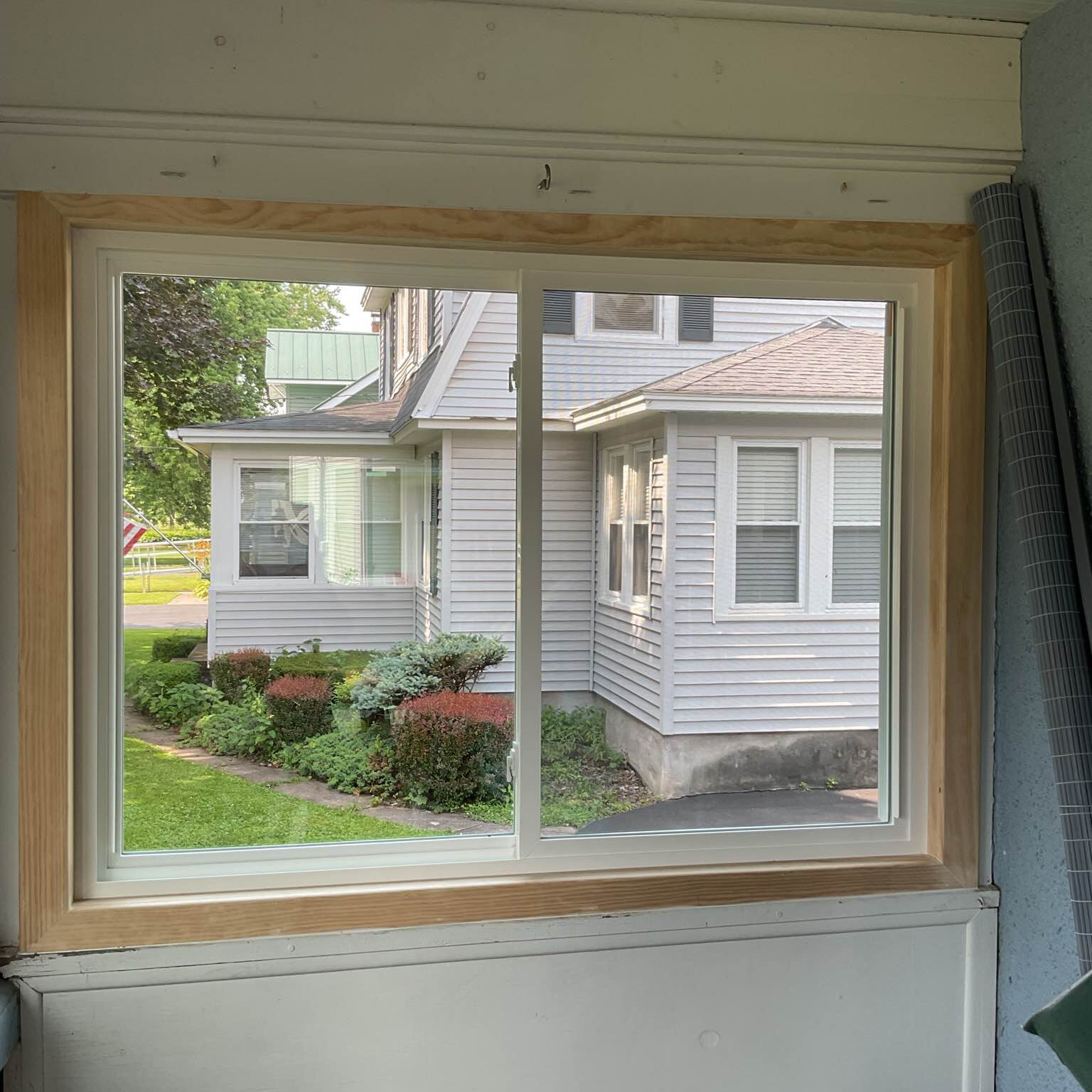 Brand new, energy efficient, vinyl replacement window installed in Oneida home by New York Sash professionals.